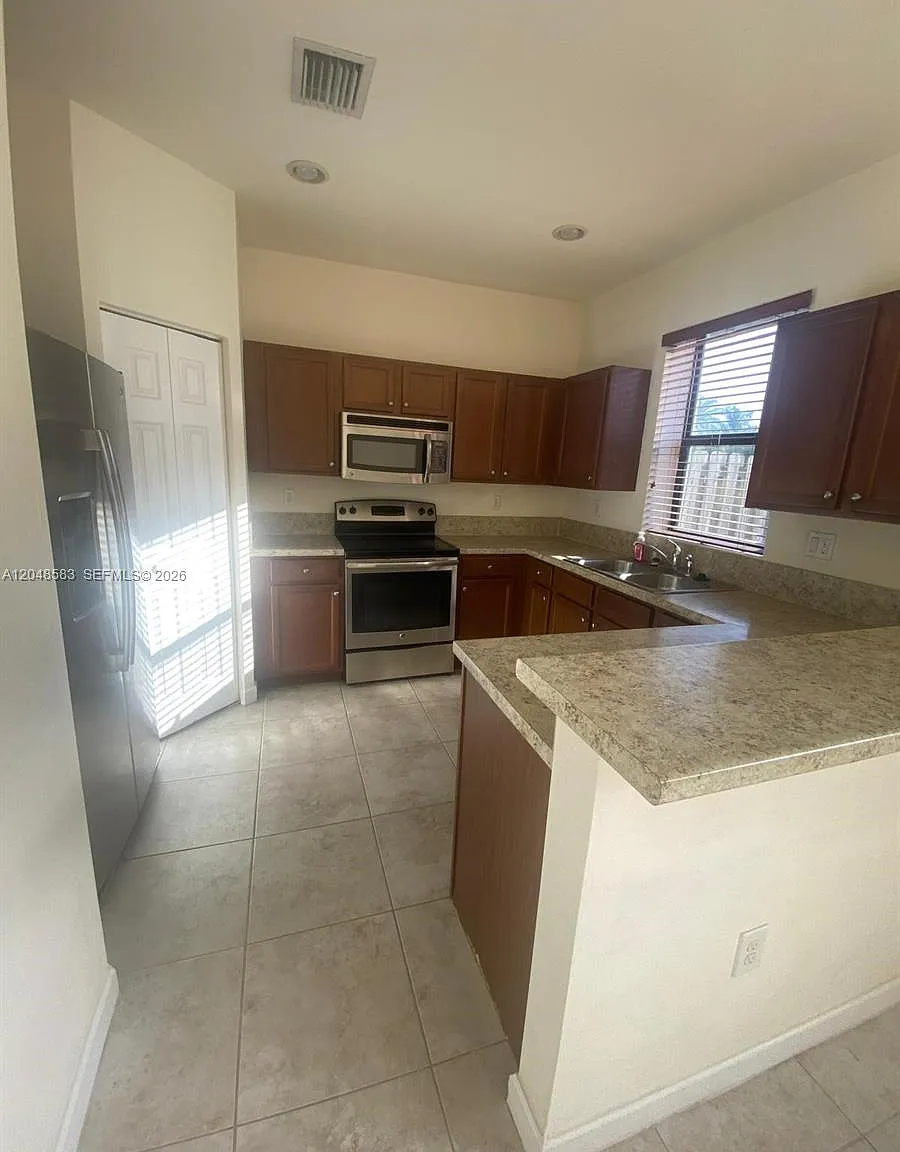 3 bed, 2.5 bath, 1710 sqft, $3,150 — Photo 4
