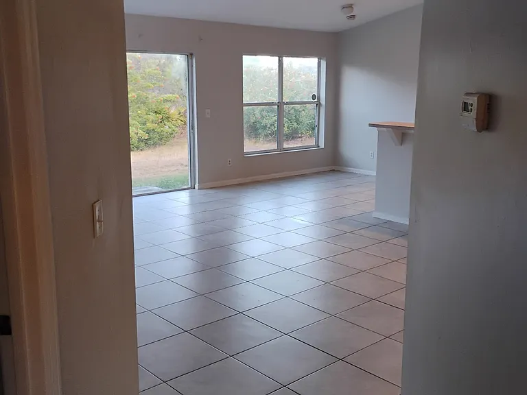 215 Portia St — Photo 3