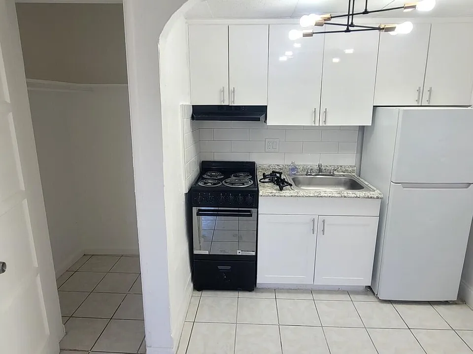 403 N 19th Ave #J