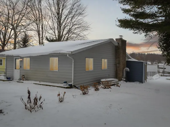 124 Peterson Dr, Gobles, MI 49055