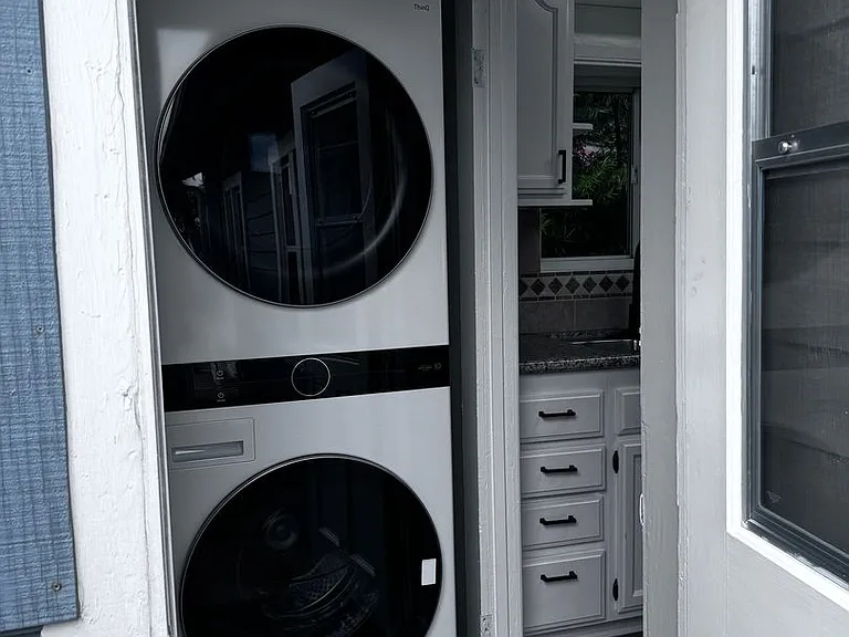 Modern Bungalow Located Blocks from Crescent Bay Beach-In Unit Laundry Included — Photo 10
