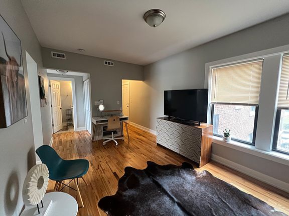 4th image of 822 W Cuyler Ave APT 232
