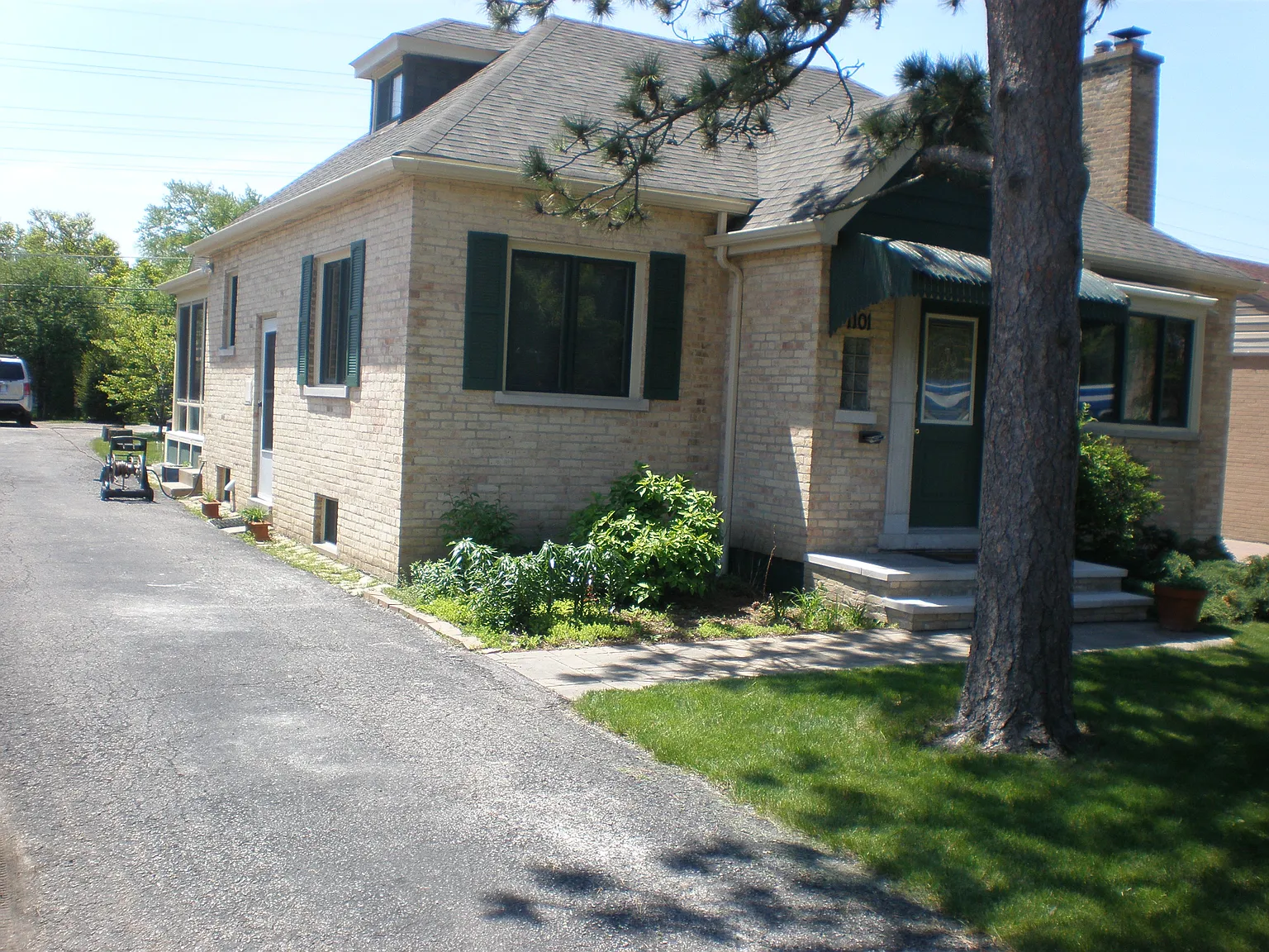 1101 Oakton St photo 1