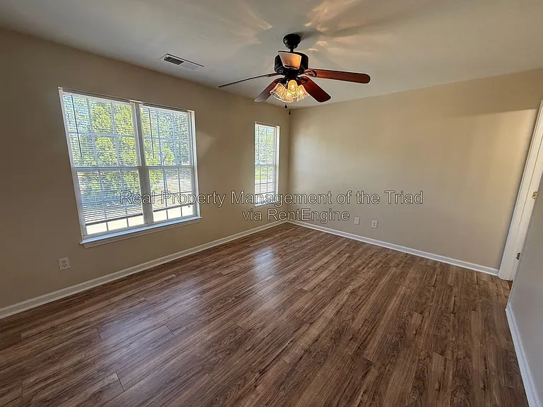 1258 Burton Ave — Photo 9