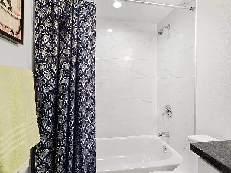 Beautiful Bathroom with Shower/Tub
