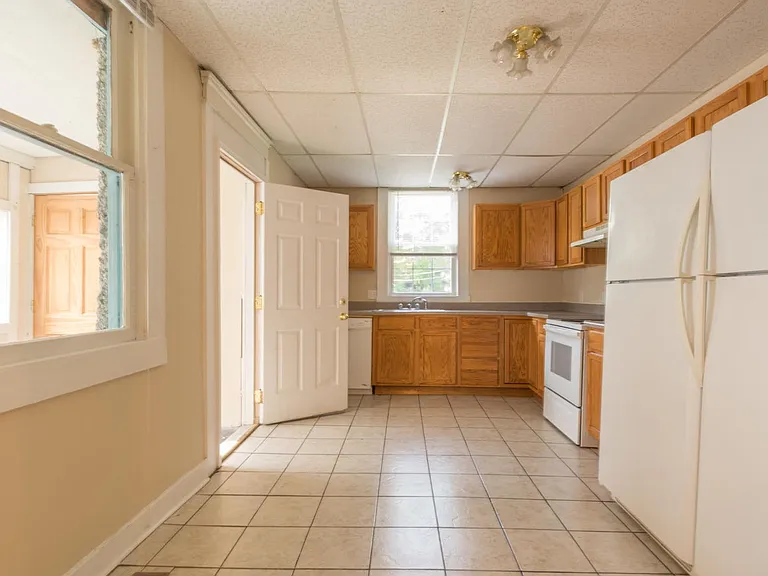 628 University - 7-bed/3-bath - Brand new flooring! — Photo 16