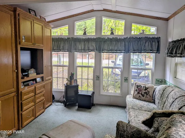 193 Forest Glen Dr, Milford, PA 18337