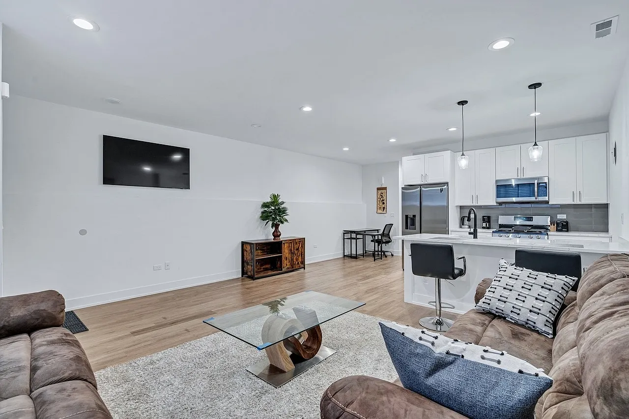 2 bed, 1120 sqft, $2,200 — Photo 2