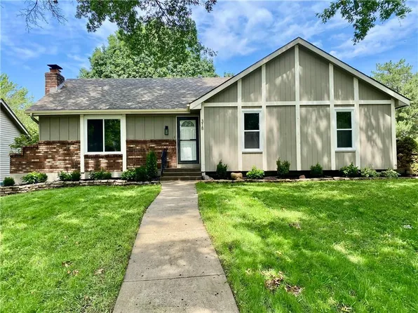 318 NE Colonial Ct, Lees Summit, MO 64064