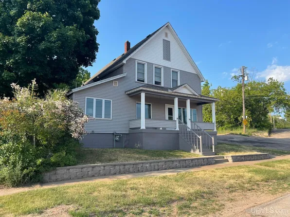 402 Bluff St, Negaunee, MI 49866