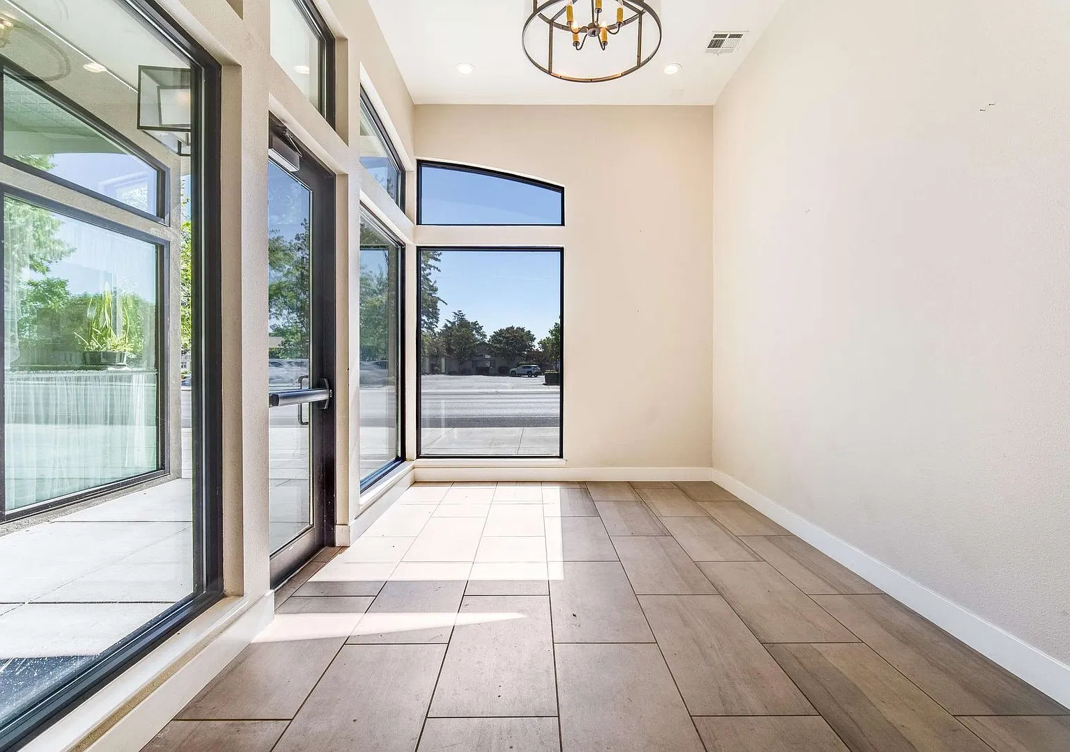 Newer Spacious Condo Style Campbell Apartment — Photo 2