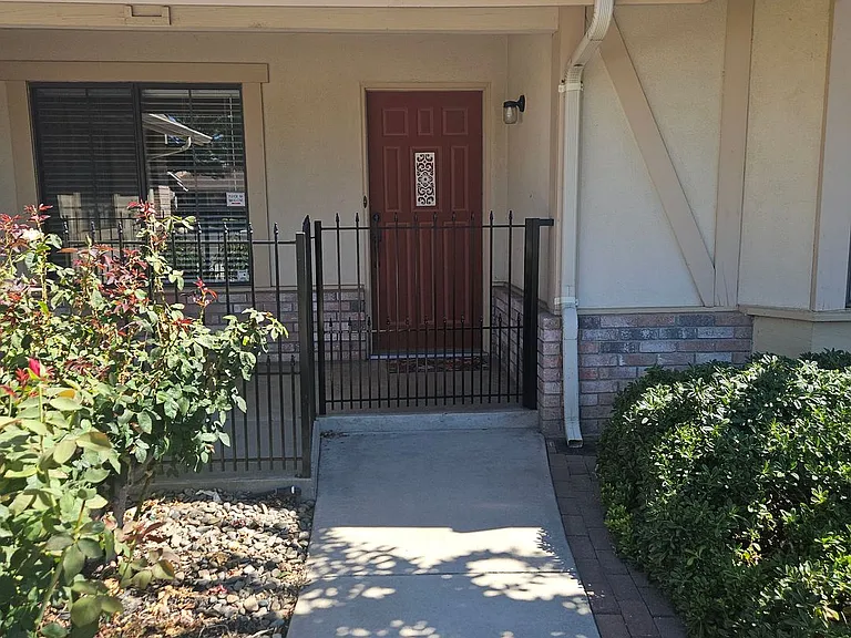 3544 Traveler Ct — Photo 2