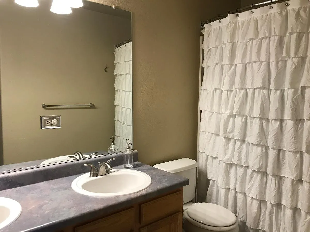 4 bed, 2.5 bath, 2429 sqft, $3,100 — Photo 3