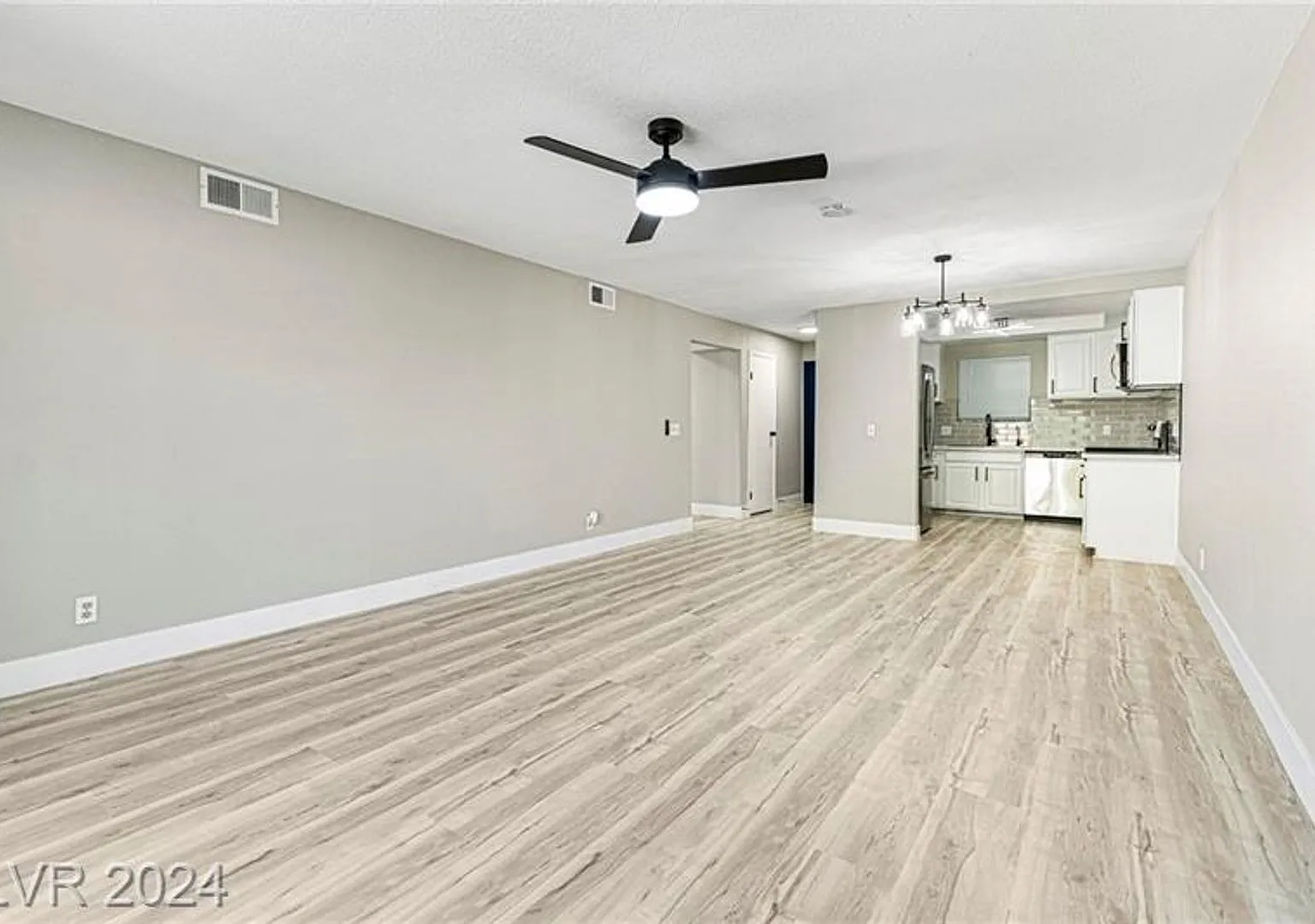 Charming and beautifully updated ground-floor condo in a prime central Las Vegas location! — Photo 4