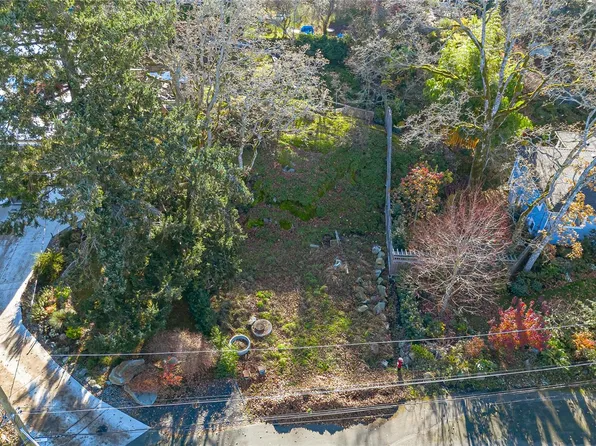 1540 Athlone Dr, Saanich, BC V8P 2T1