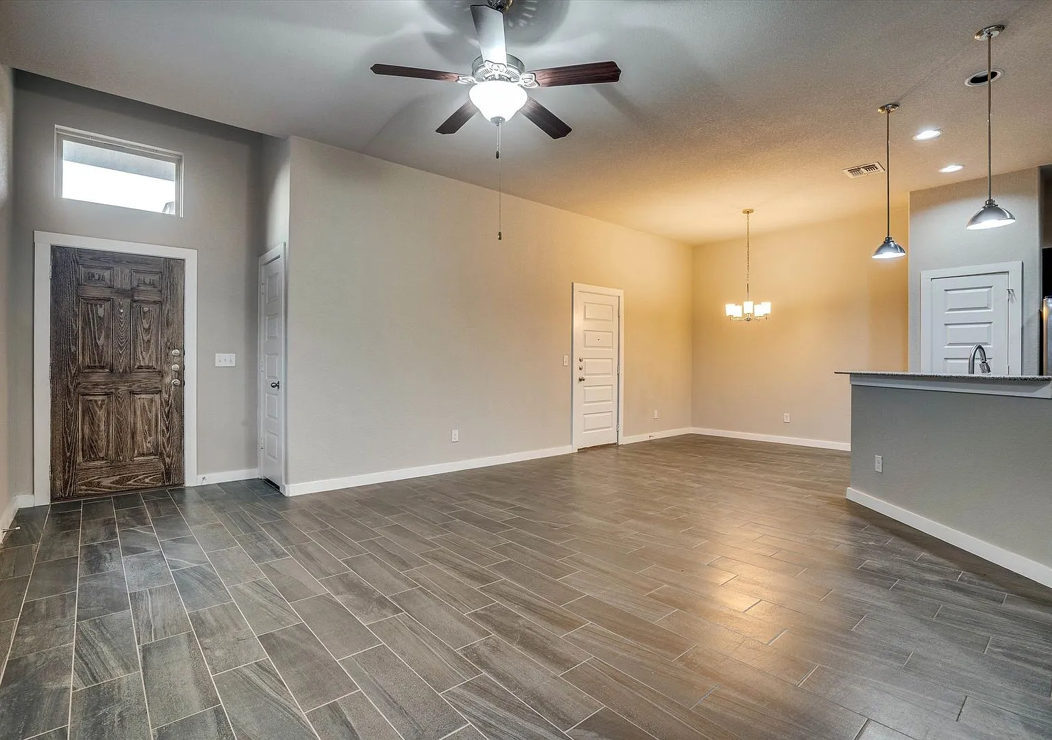Beautiful 3 Bedroom Townhouse Located In Bastrop, Texas! — Photo 2