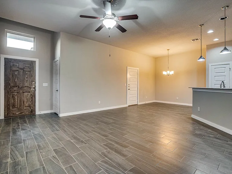 130 Hidden Springs Dr — Photo 2