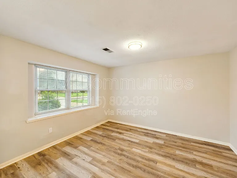 700 Meadowglen Dr — Photo 20