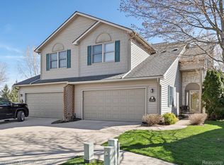 294 Stratford Ln, Lake Orion, MI