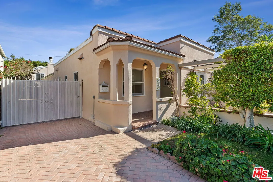 3 bed, 3.0 bath, 2065 sqft, $7,995 — Photo 3