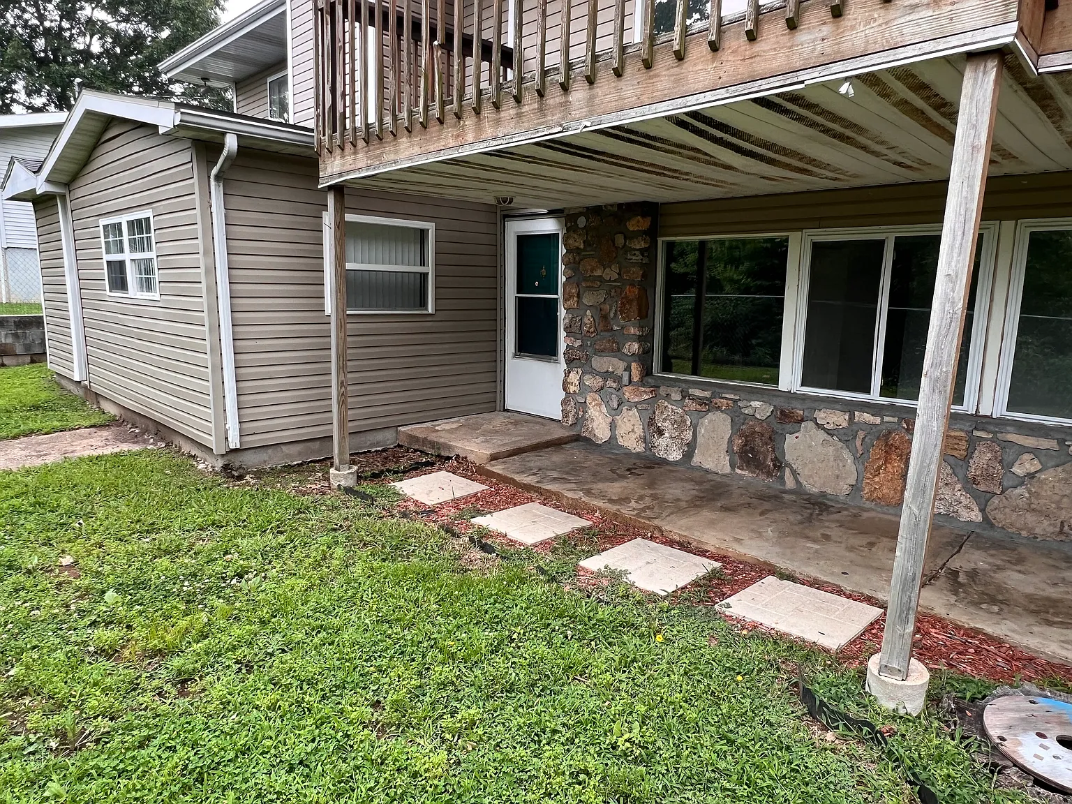 3 bed, 1600 sqft, $1,200 — Photo 1