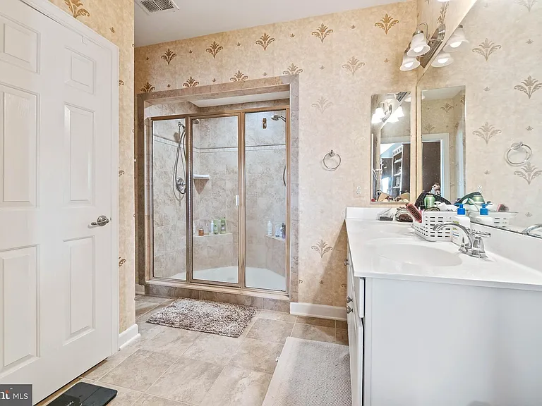 15164 Lancashire Dr — Photo 5