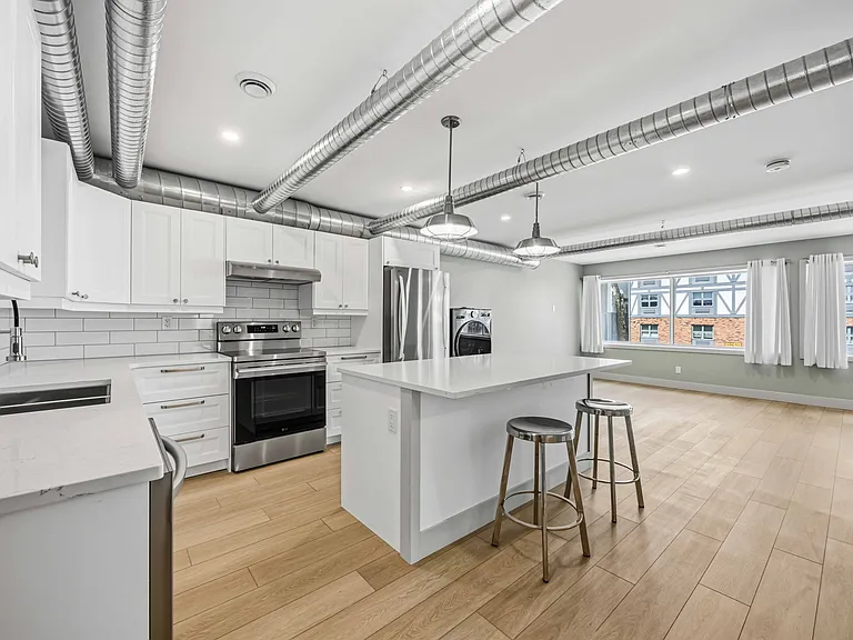 270 Christina St N #2 — Photo 3