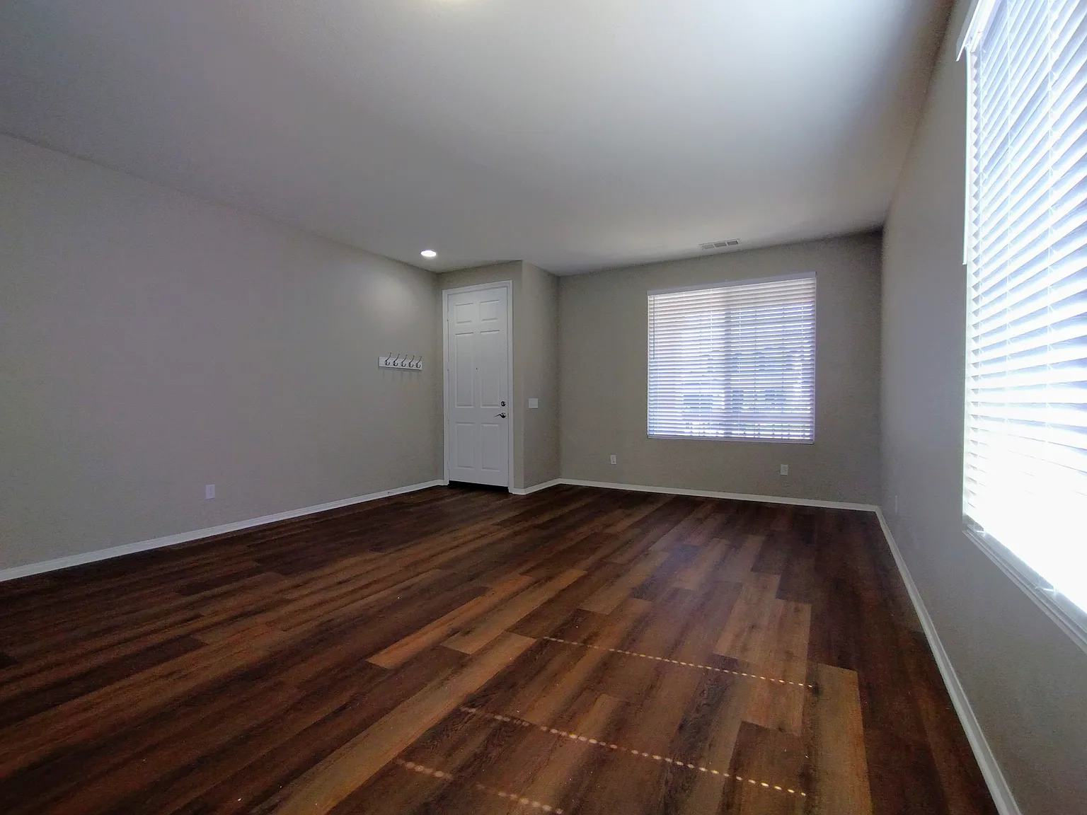 5 bed, 2260 sqft, $3,700 — Photo 4