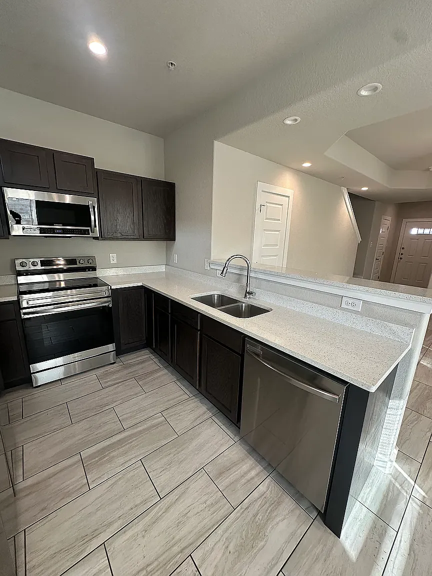 3 bed, 2.5 bath, 1362 sqft, $1,549 — Photo 3