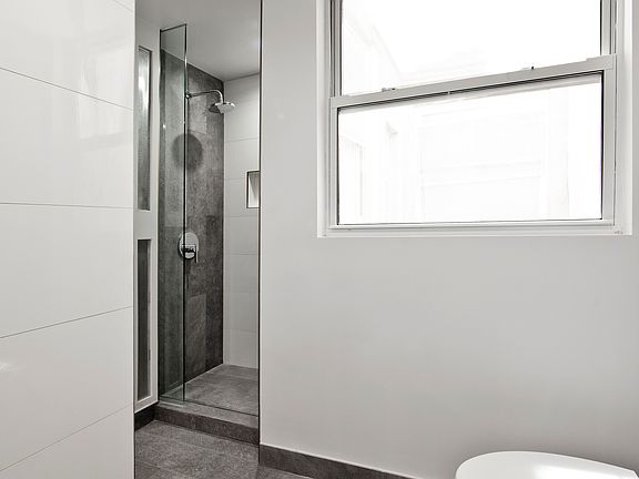 5th image of 429 E 6th St APT D2