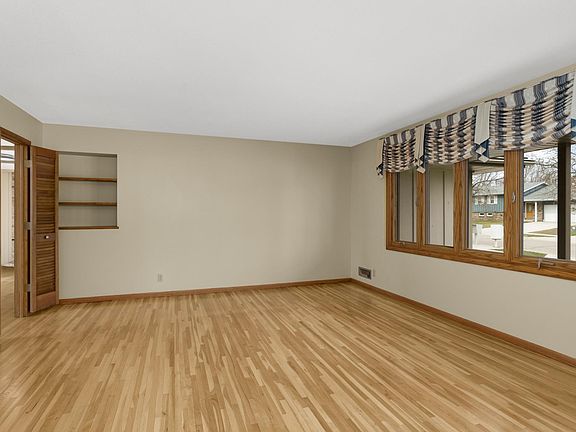 3rd image of 946 Redwood Dr