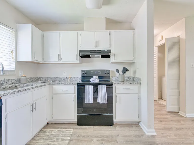 2304 SW 35th Pl — Photo 13