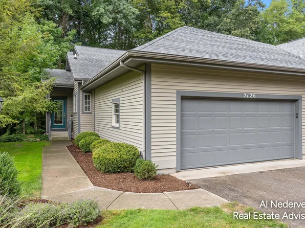2126 S Cross Creek Dr SE, Grand Rapids, MI 49508