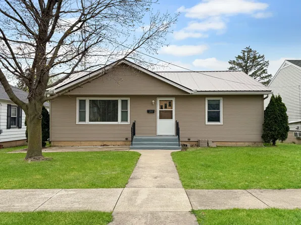 1251 W American St, Freeport, IL 61032