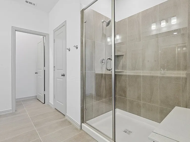 517 Parkside Dr — Photo 7