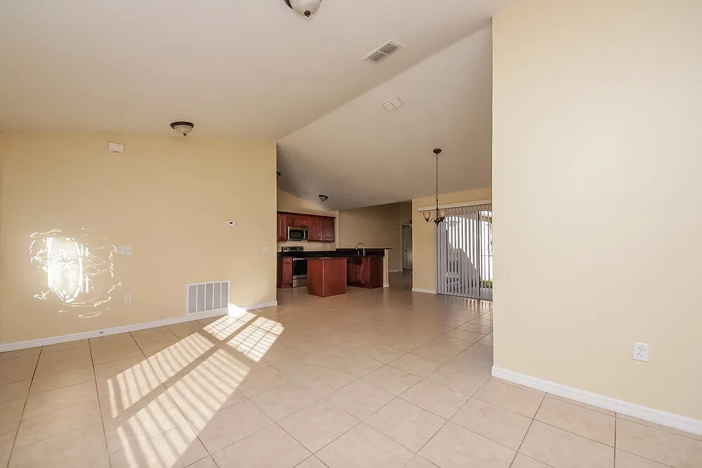 4 bed, 2.0 bath, 1652 sqft, $2,075 — Photo 3