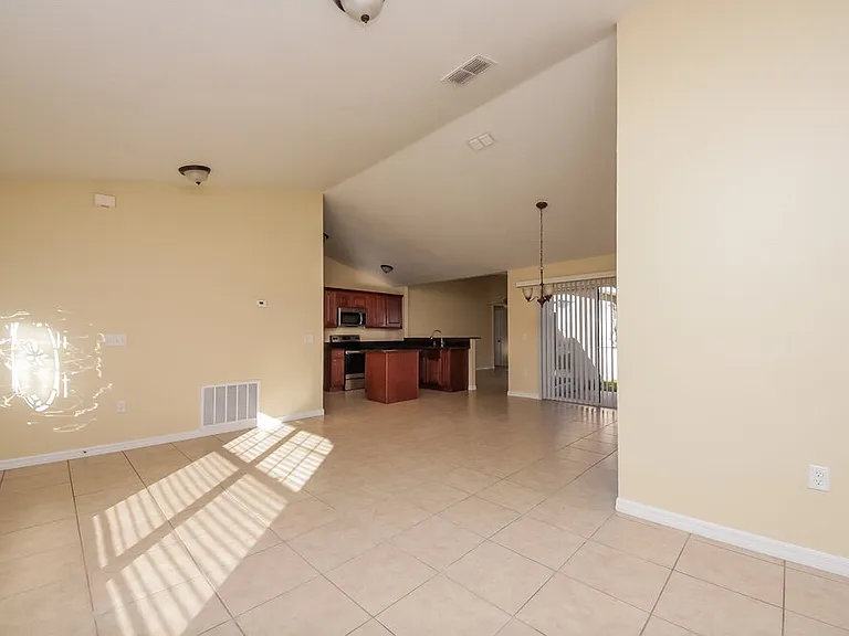 905 Derbyshire Dr — Photo 3