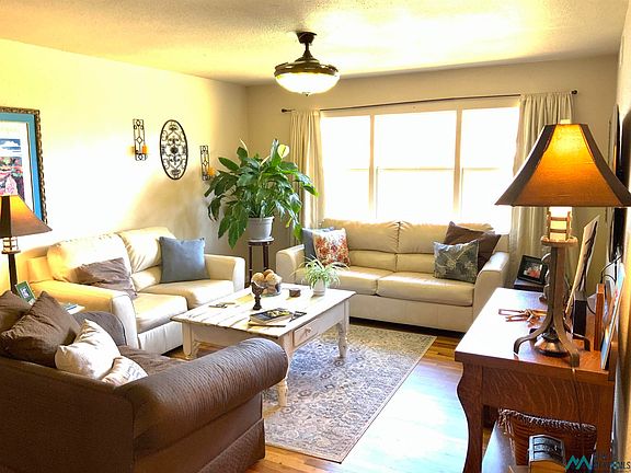5th image of 824 W Yucca Ave