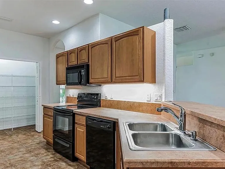 4901 Culdesac Ct — Photo 3