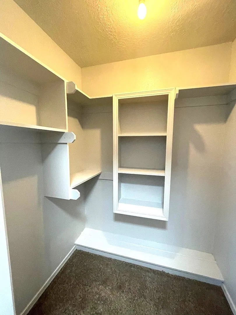Oversized One Bedroom One Bathroom — Photo 4