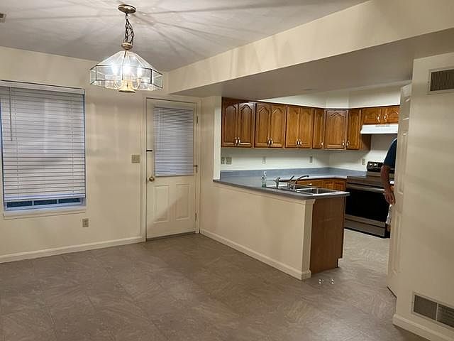 spacious diningroom and kitchen