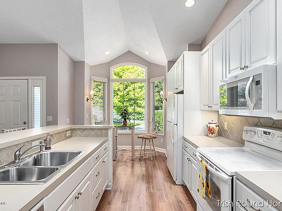 3rd image of 4245 Willow Dr NE #27