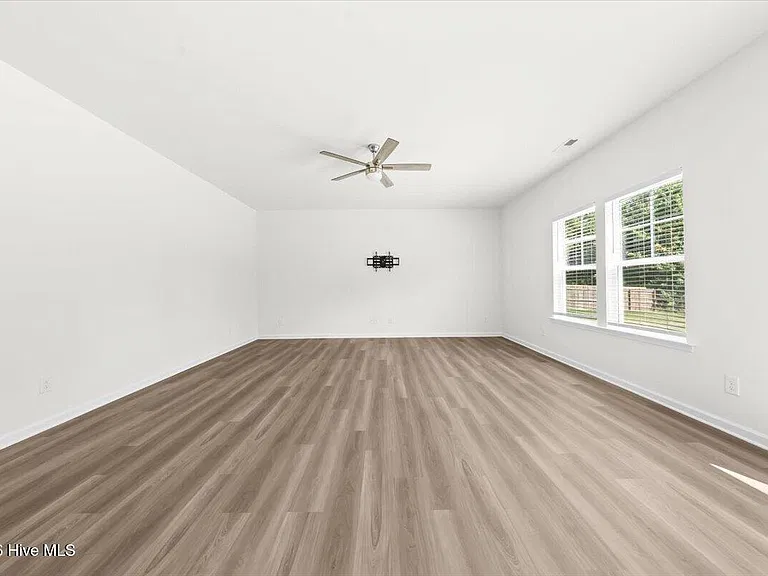 423 Bassett Ln — Photo 12