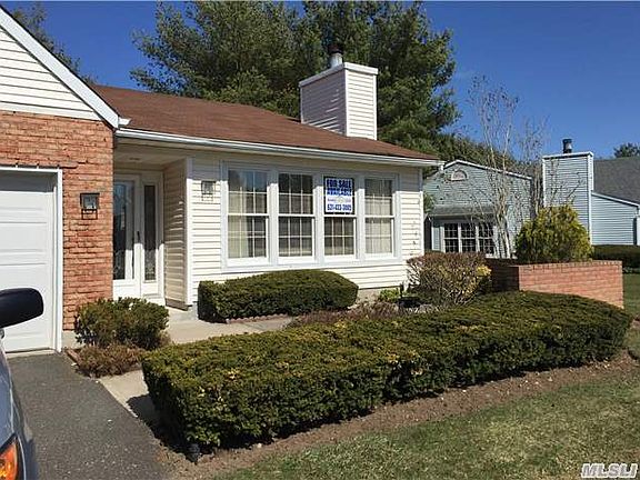 3rd image of 21 Chippendale Dr