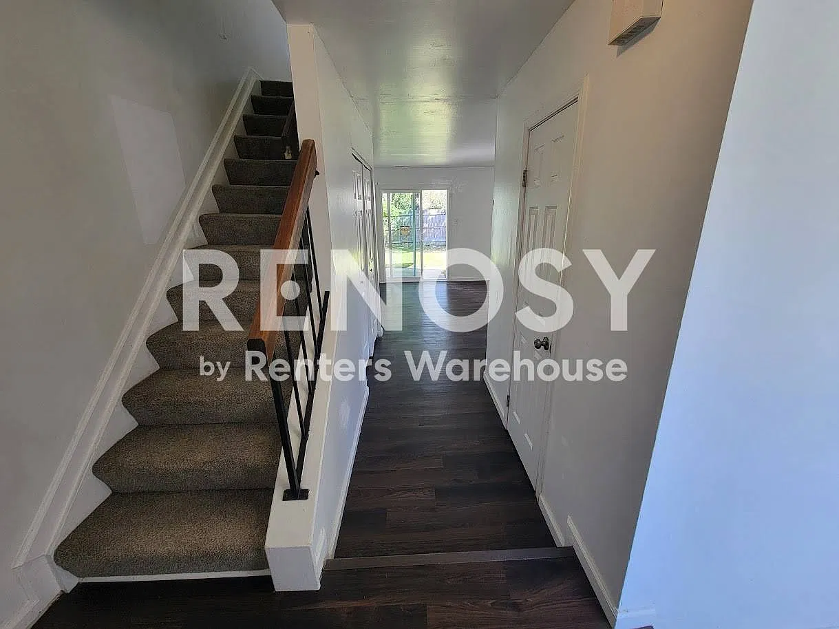 Contemporary Comfort in a Convenient Location — Photo 4