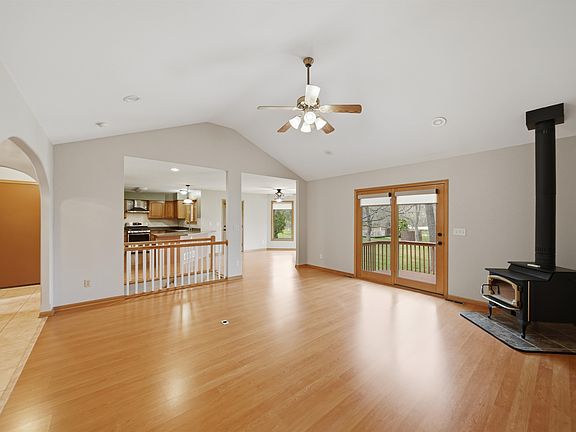 4th image of 307 Portage Ln