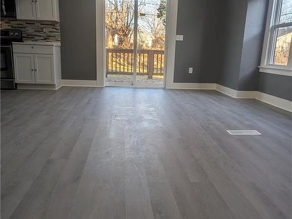 3rd image of 3337 Flora Ave