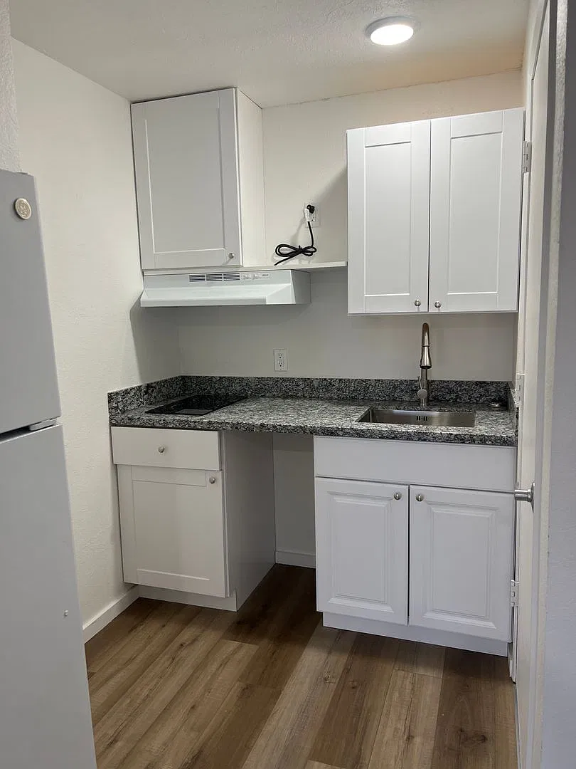 Second Floor Studio Apartment! ALL utilities included! — Photo 3