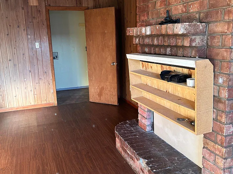 921 E Krueger Ln — Photo 13