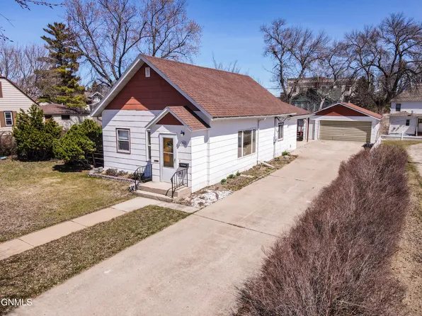 450 4th Ave NW, Valley City, ND 58072